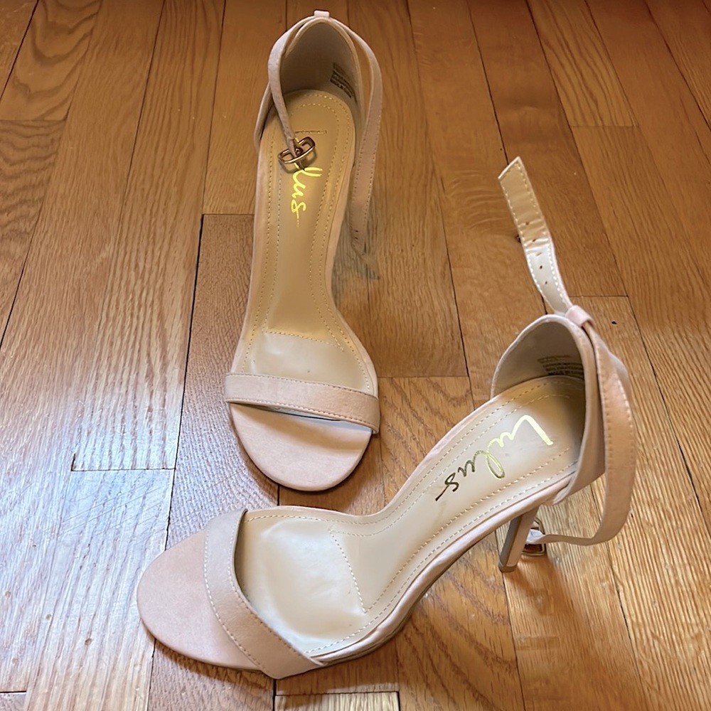 Never worn Lulus blush suede heels with ankle strap and gold clasp - size 9